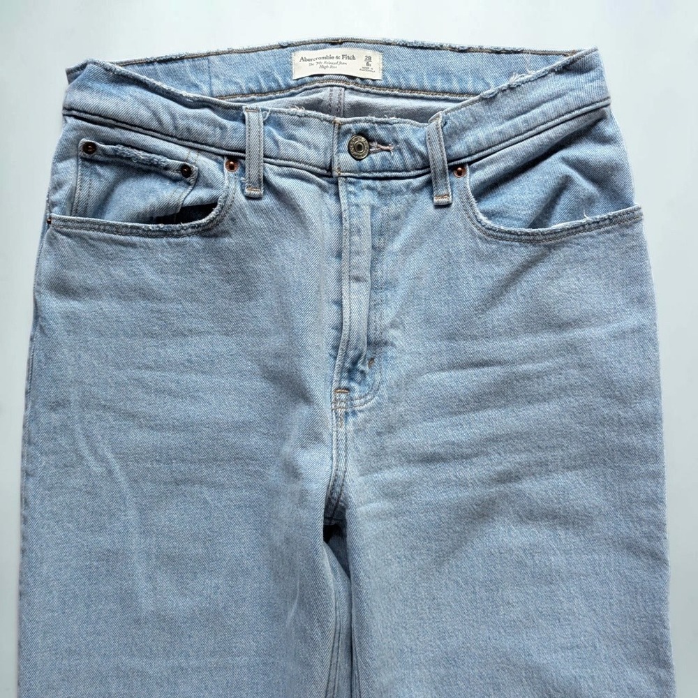 Abercrombie 90s Relaxed Jean High Rise Light Wash Straight Leg 28 Short - Picture 8 of 16